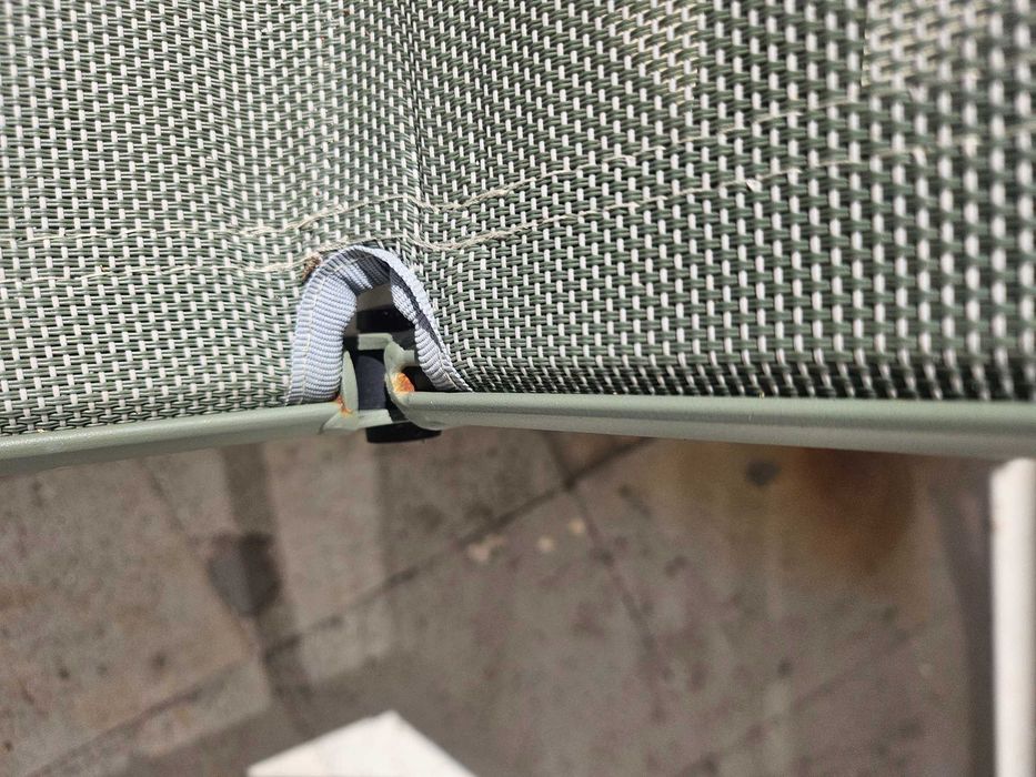 Cadeirão exterior com pequenos defeitos