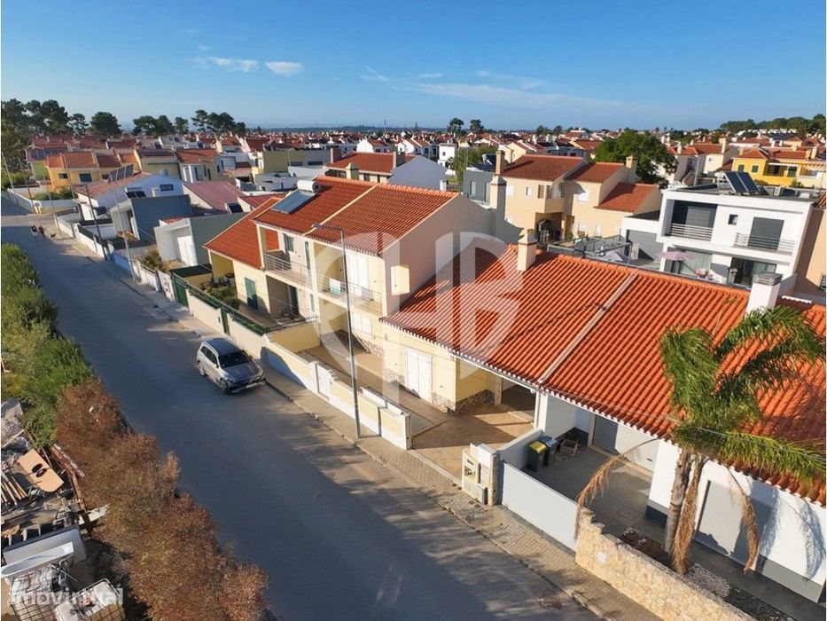 Moradia Geminada T3+1 com Excelente Logradouro, Garagem e Sótão | B...
