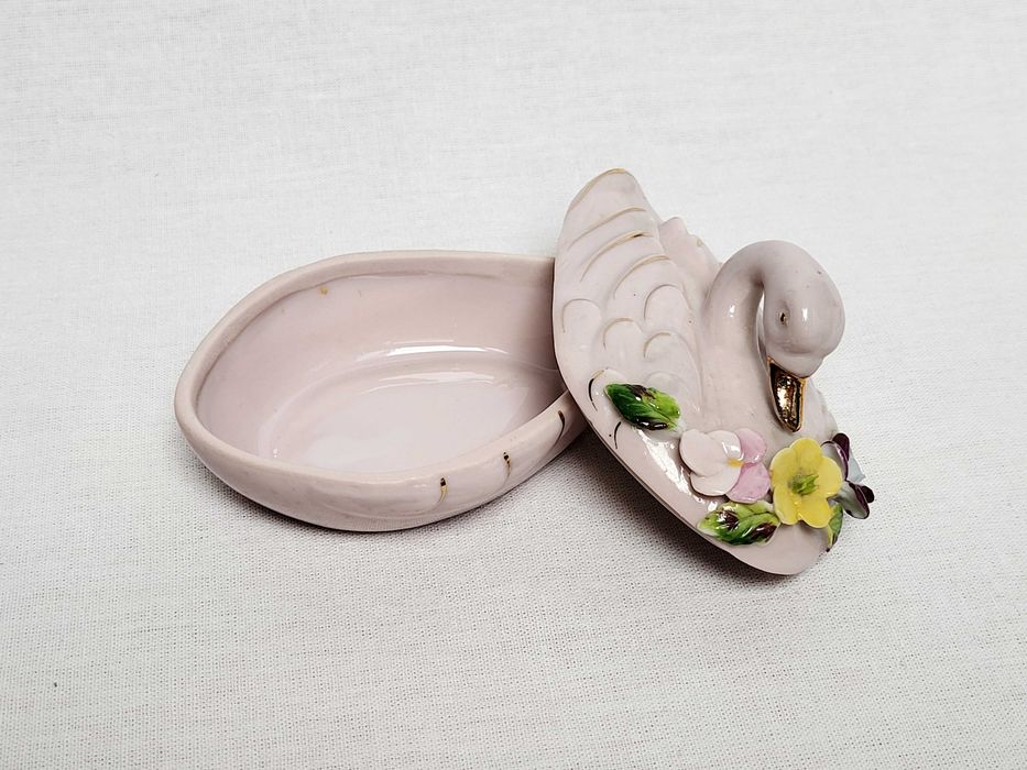 Puzderko porcelanowe Łabędź z kwiatami, dekoracyjne, XX w.
