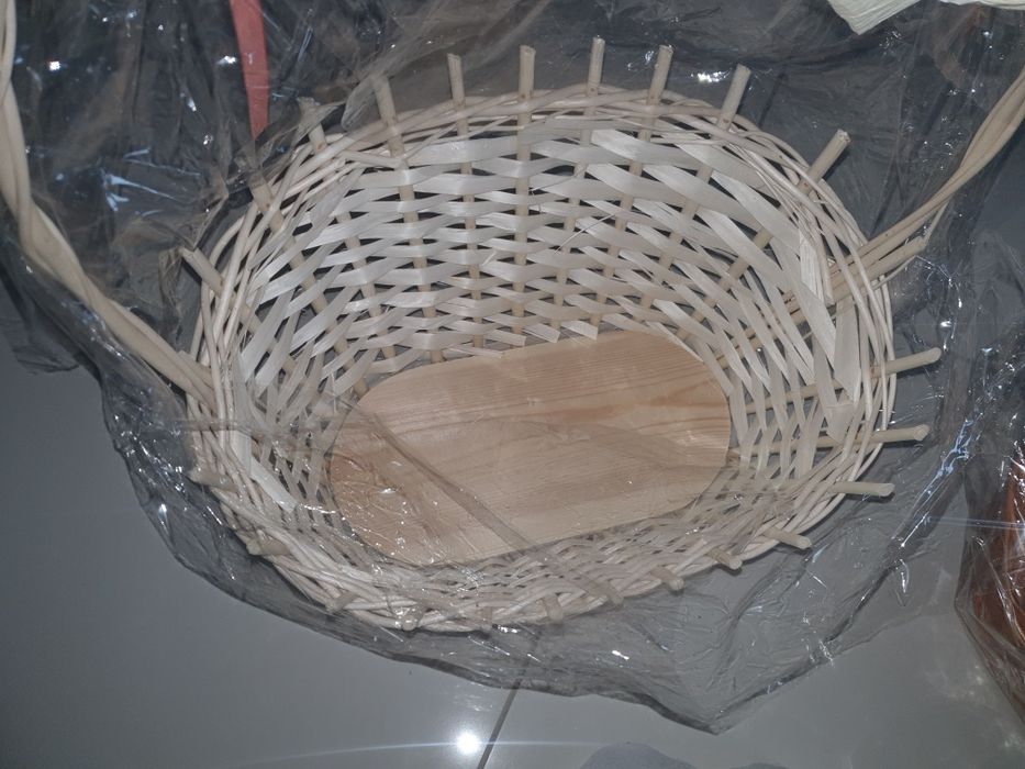 Kosz wiklinowy prezentowy z ozdobami