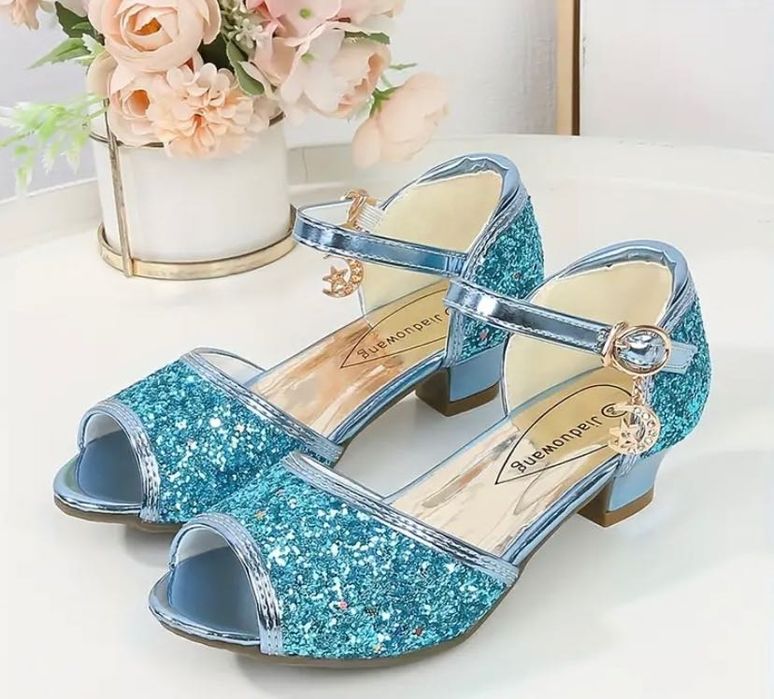 Чарівні блискучі сандалі