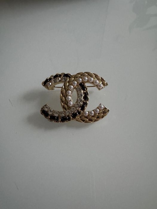 Piekna broszka Chanel