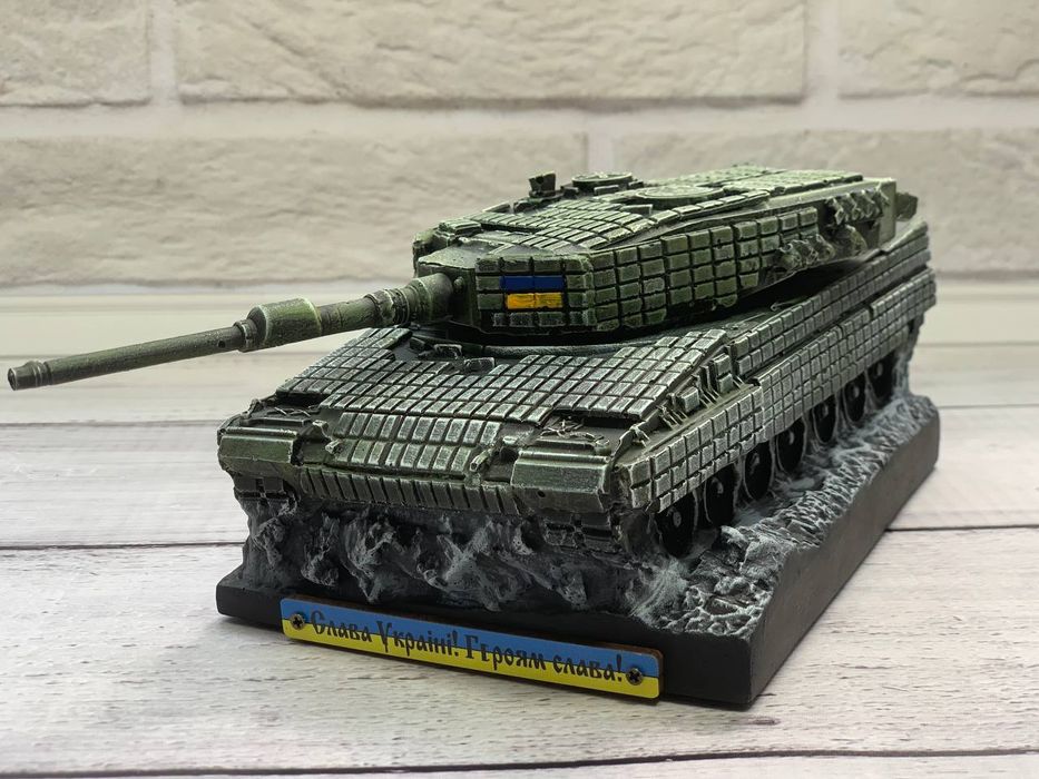 Гіпсовий сувенір танк Leopard 2A4