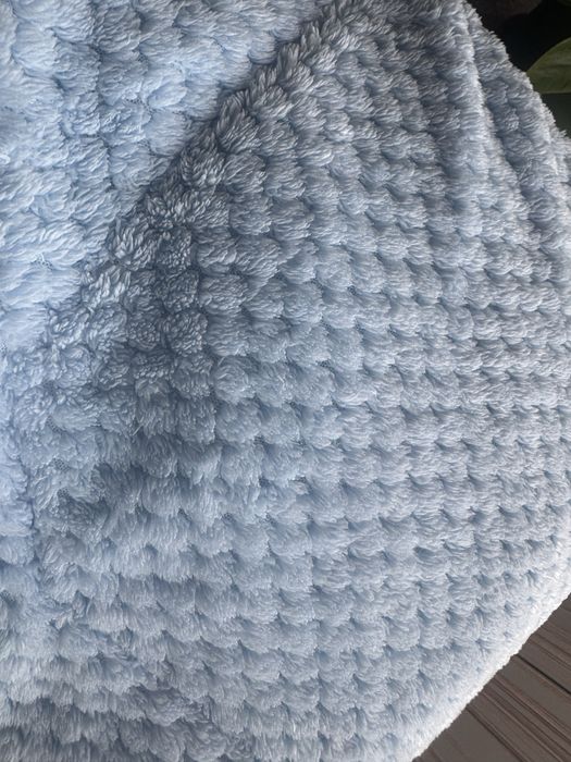 Одіялко (голубенького кольору,з іншого боку-біле)