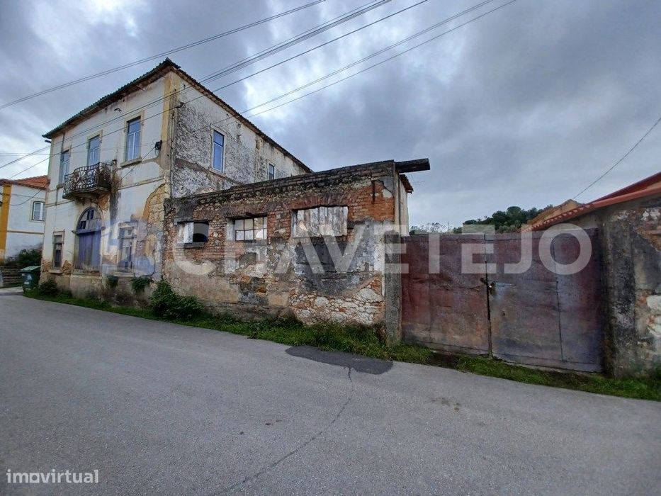 Dois prédios para reconstruir em aldeia a 7 km de Tomar perto de es...