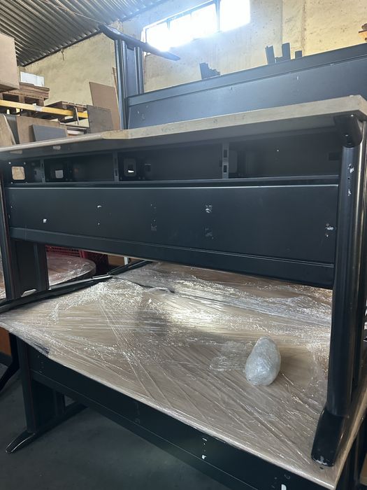 Secretárias em metal com tampo em madeira