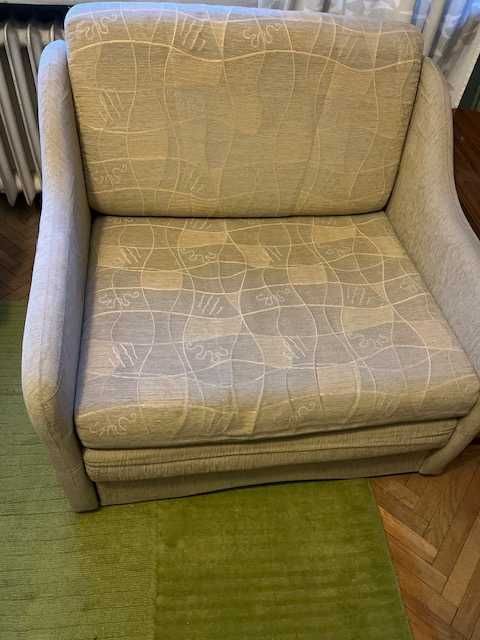 rozkładany fotel w kolorze beżowym