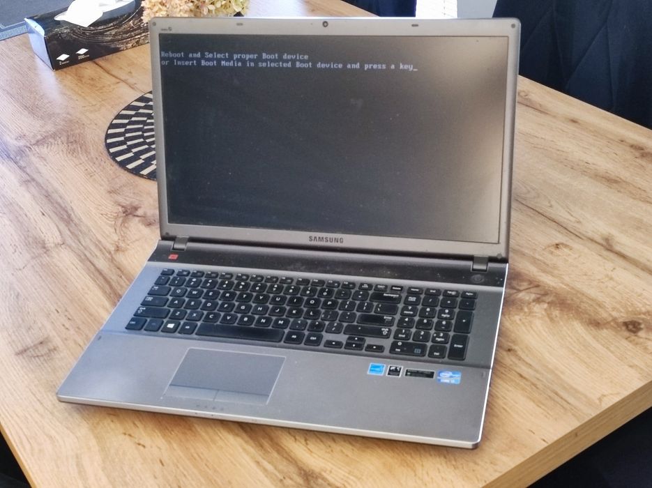Laptop Samsung 17 cali Intel core i7