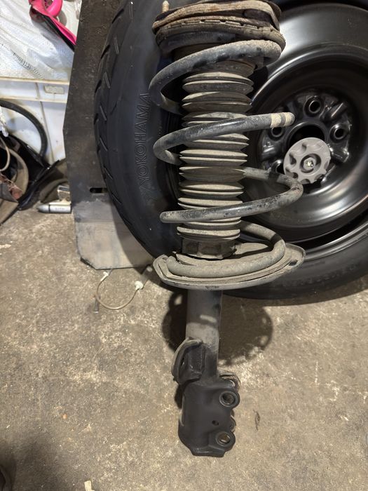 Продам стойки задние рав 4 ( 4 поколение ) 2017года