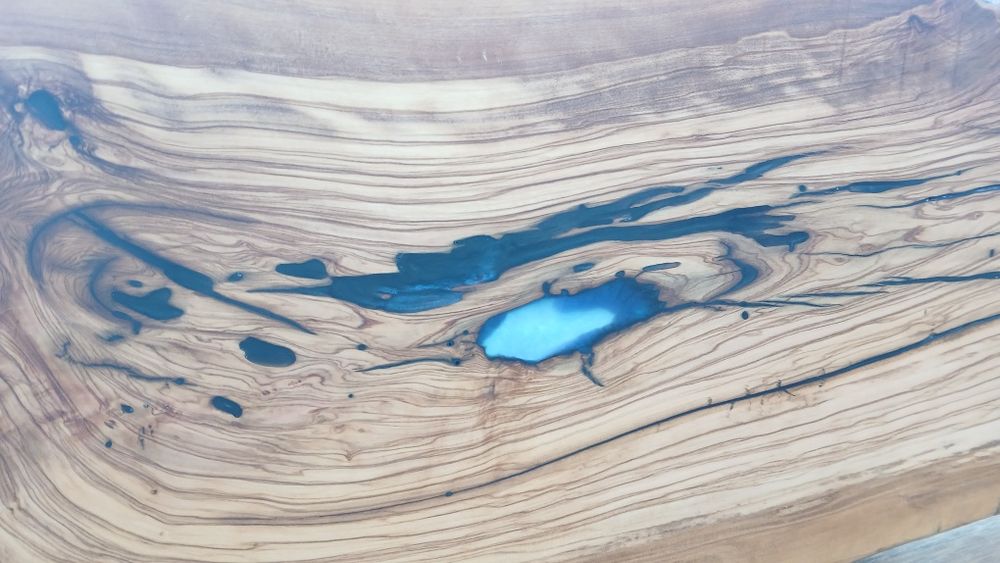 Tábua em oliveira com apontamentos em resina azul e preto