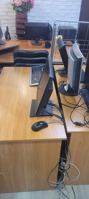 Продам столы , шкафи,  мониторы , стиралку и посудумоечн машины