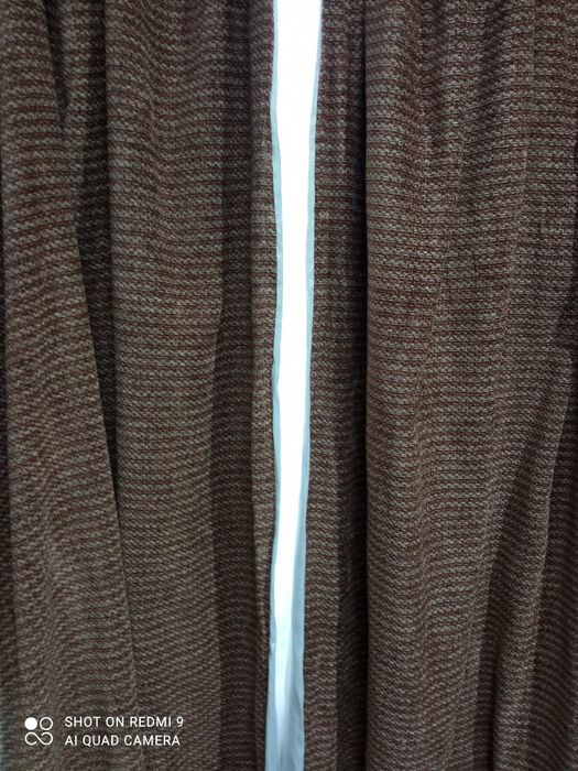 Штора с люверсами и лентой для крючков.