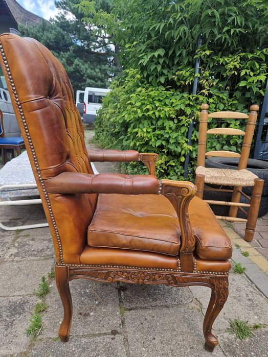 Skórzany fotel w stylu chippendale