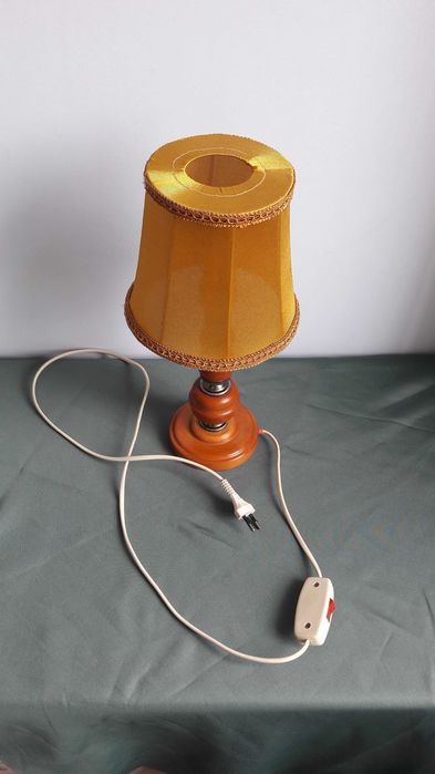 Elegancka lampka na szafkę z lat 80 – tych.