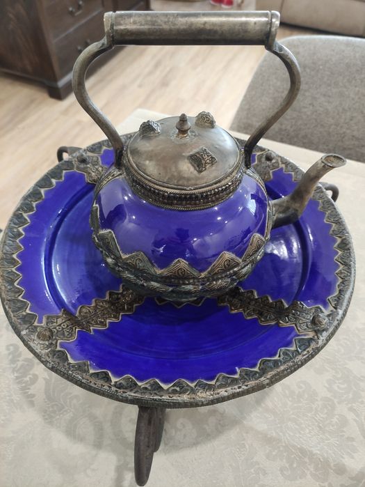 Conjunto de chaleira em cerâmica e prata marroquina