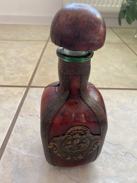 Karafka obita skórą