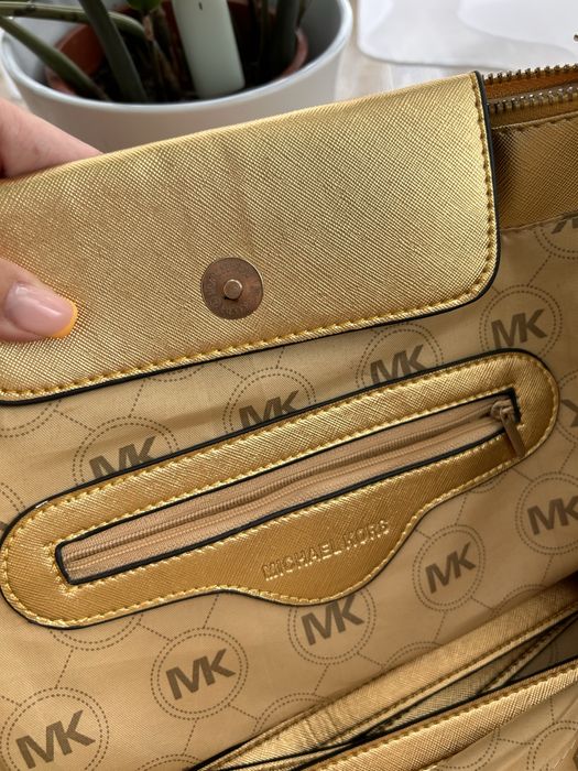 Złota torebka do ręki