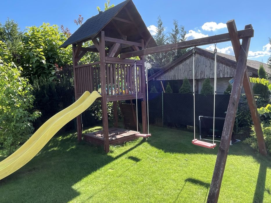 Domek, zjeżdżalnia, huśtawki.
