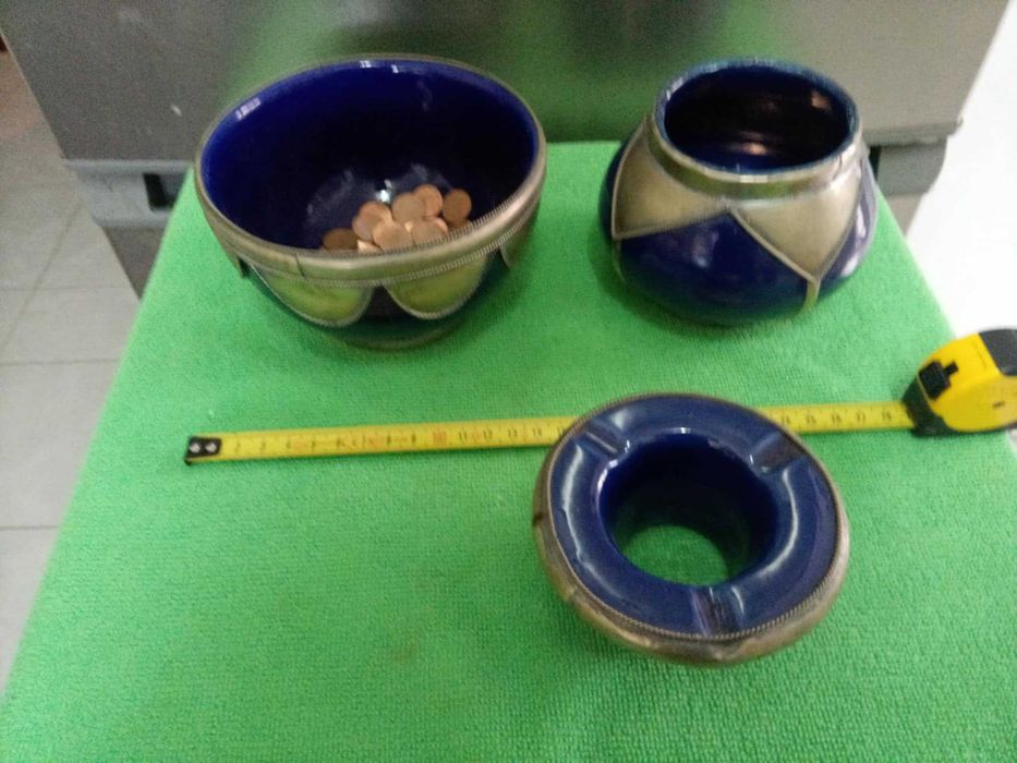 Taças de vidro azul e estanho.