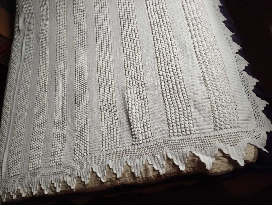 Colcha feita à mão em croché, com um design delicado e textura única