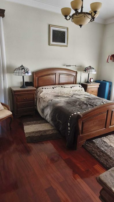 Venda de mobilia de quarto.  Cama com estrado e colchão. 2 mesinhas de cabeceira com oedra marmore. Cómoda e camiseiro em pedra marmore. Cadeirão.