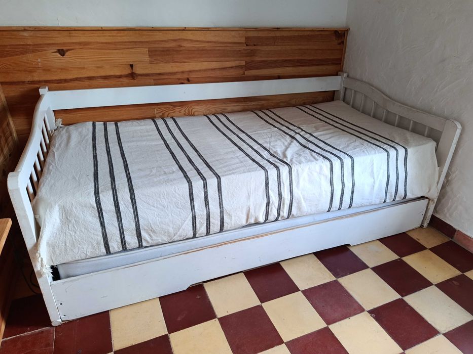 Cama individual com cama-gavetão