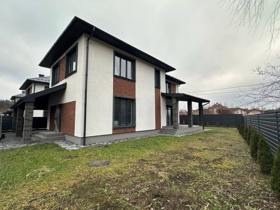 Продаж будинку у Ходосівці біля лісу та озера, закрита територія