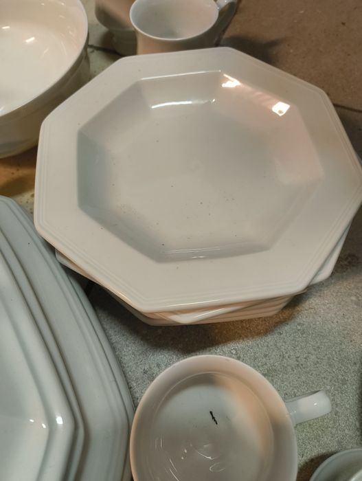 Zestaw z białej  porcelany obiadowy