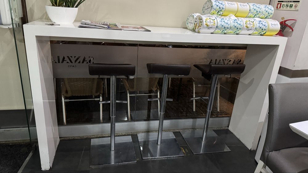 Mesas, cadeiras, sofas e móvel