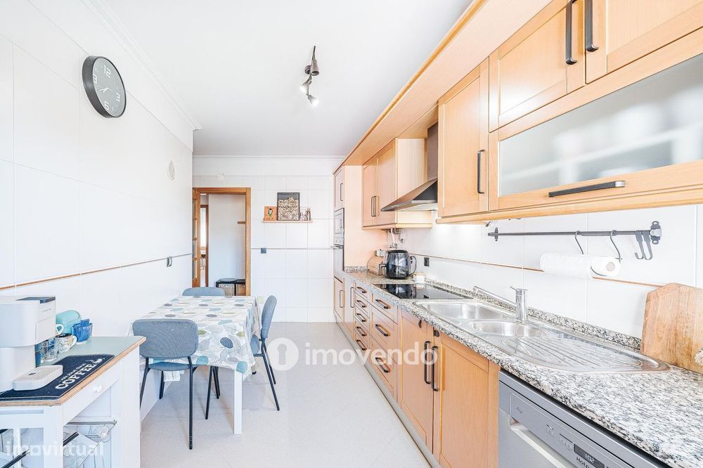 Apartamento T3 com estacionamento e cozinha equipada, em Tercena