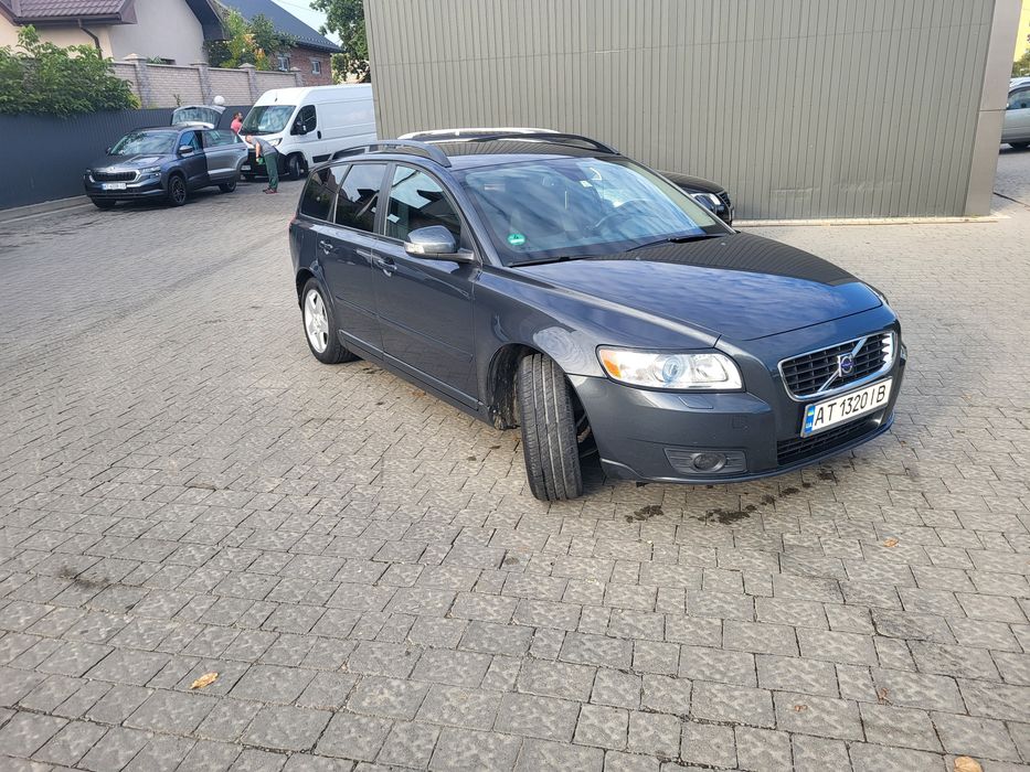 Автомобіль Volvo v50