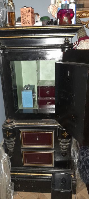 Cofre antigo com praticamente 300kg . Muito bem estimado .1000 e.