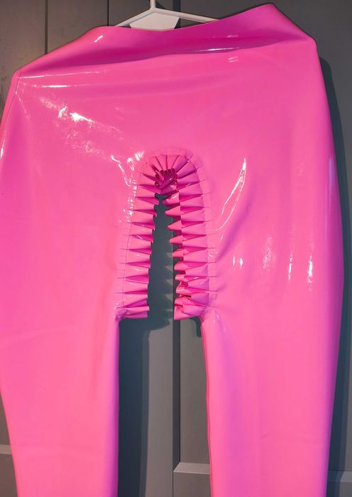 Legginsy rajstopy  z falbaną LaTex lateksowe L/XL różowe