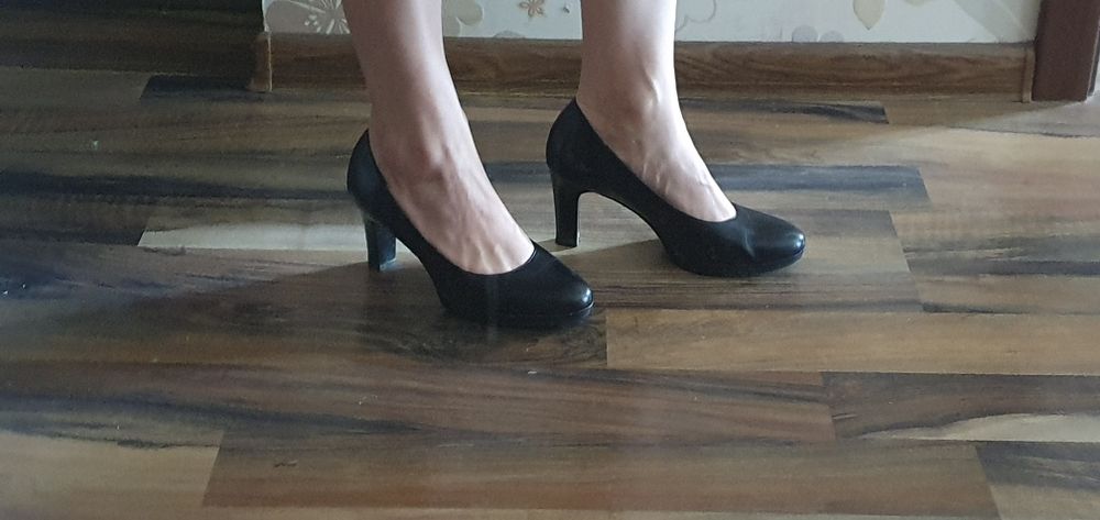 Skórzane czarne buty na obcasie 37