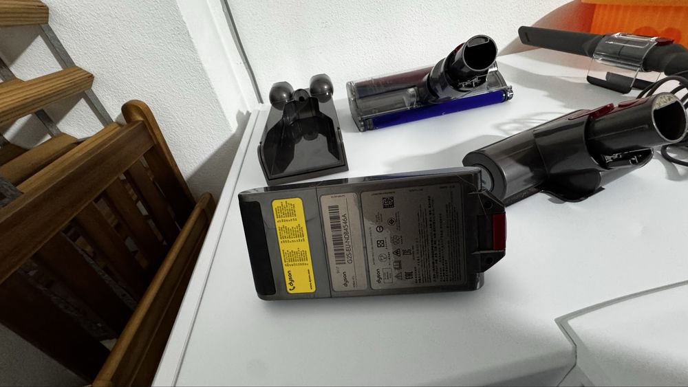 Dyson v11 com todos os acessorios