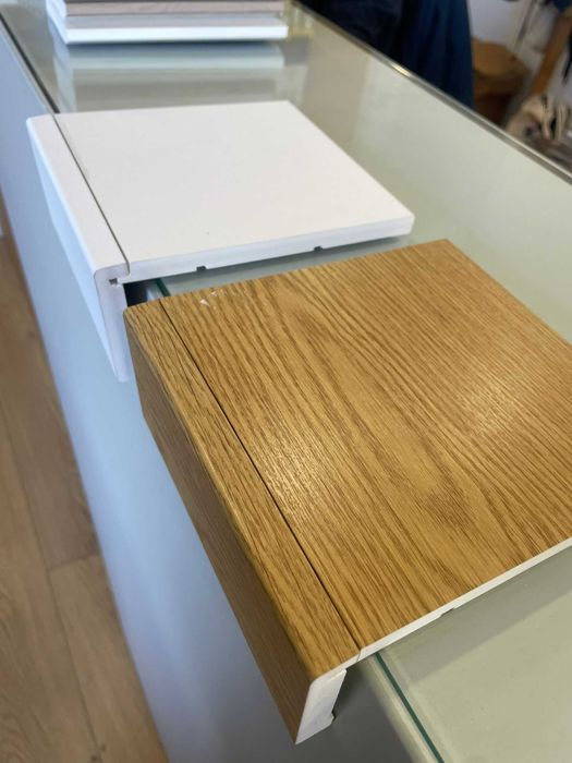 Apainelado em PVC Branco e Carvalho