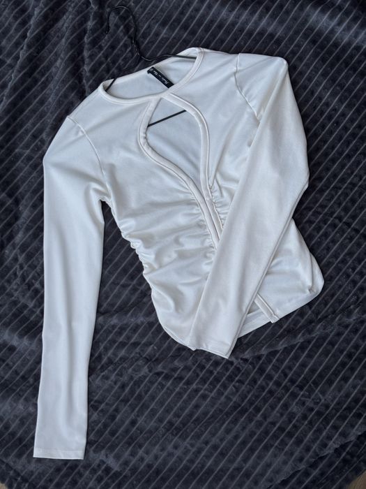 Блуза молочного кольору з декольте, розмір XS/S