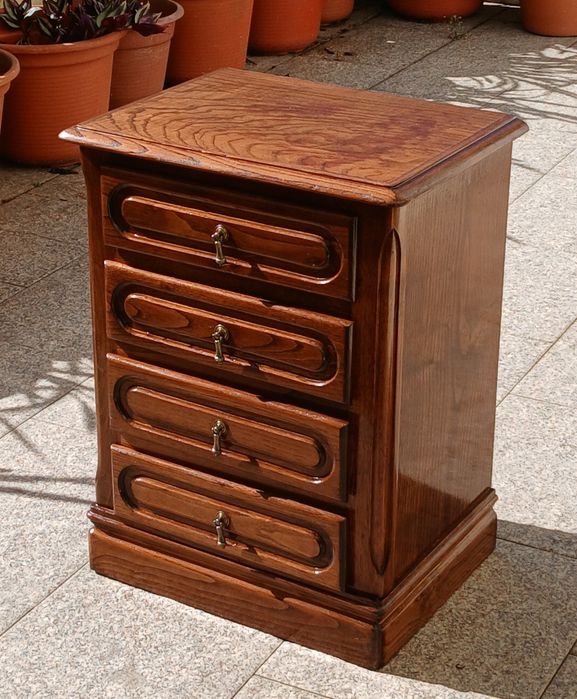 Vendo MESA de CABECEIRA/Apoio com 4 gavetas em madeira MACIÇA como nova. Possibilidade de entrega