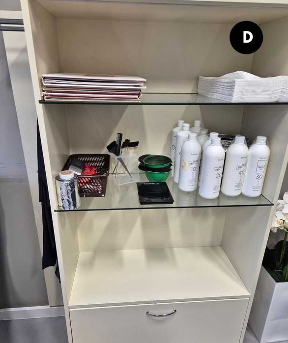 Regał z półkami i wieszakami z bocznej strony