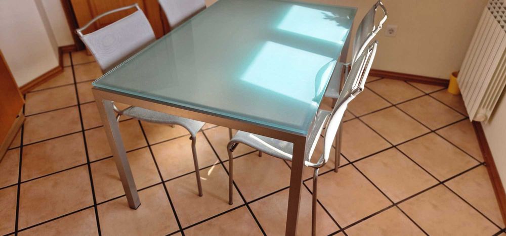 Mesa de cozinha e 4 cadeiras