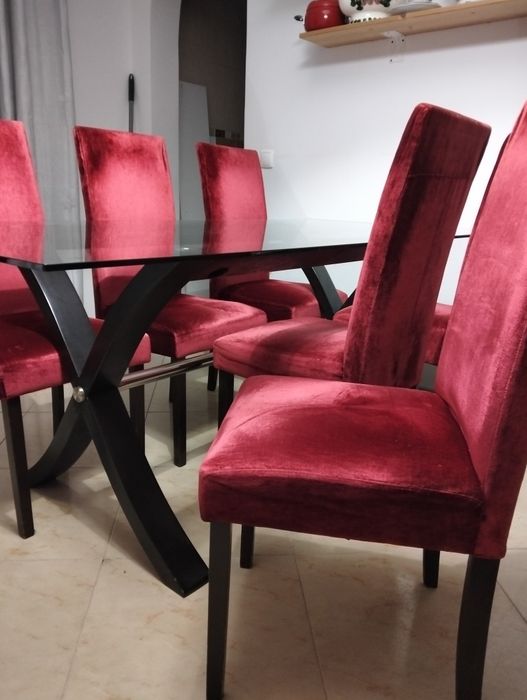 Mesa de jantar de vidro com 6 cadeiras