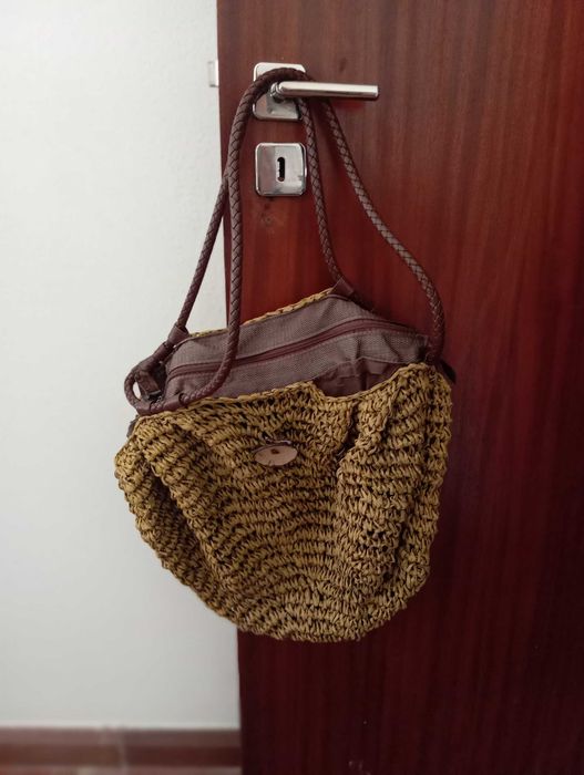 Bolsa castanha com fecho