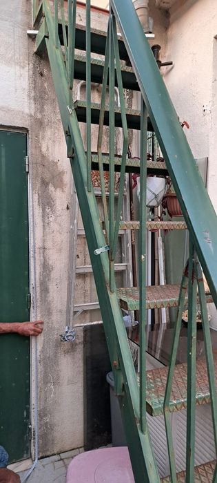 Escadas de ferro galvanizado em muito boas condições