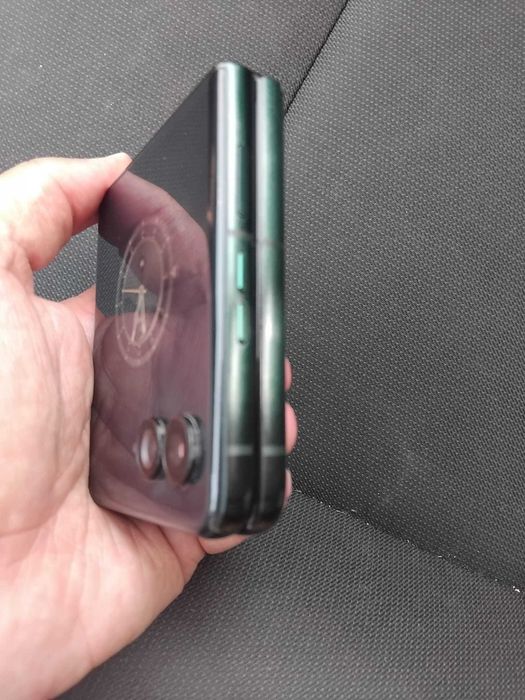Motorola RAZR 60 ultra scarab