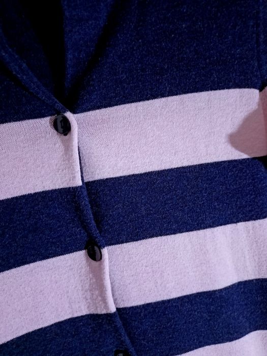 Rozpinany sweter damski Gant. Rozmiar S.
Kardigan na guziki.
Stan bard