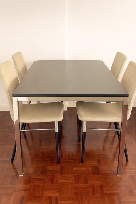 Mesa de jantar com 4 cadeiras