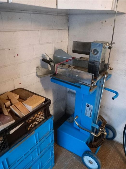 Łuparka pionowa do drewna 8 ton