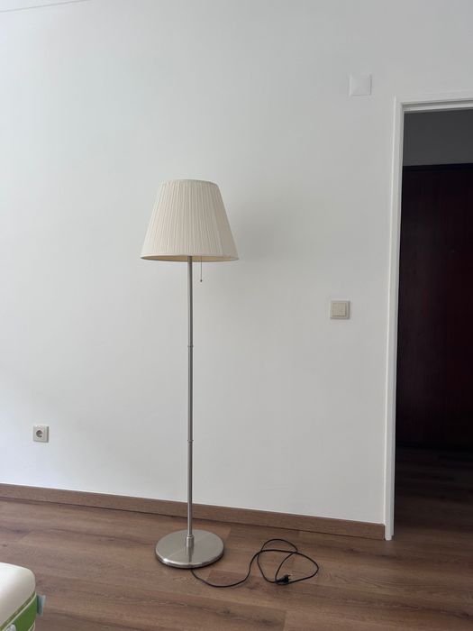 Candeeiro de pé do IKEA