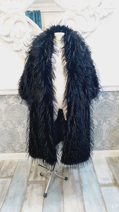 Czarne piekne ,sztuczne futro z tzw .lamy