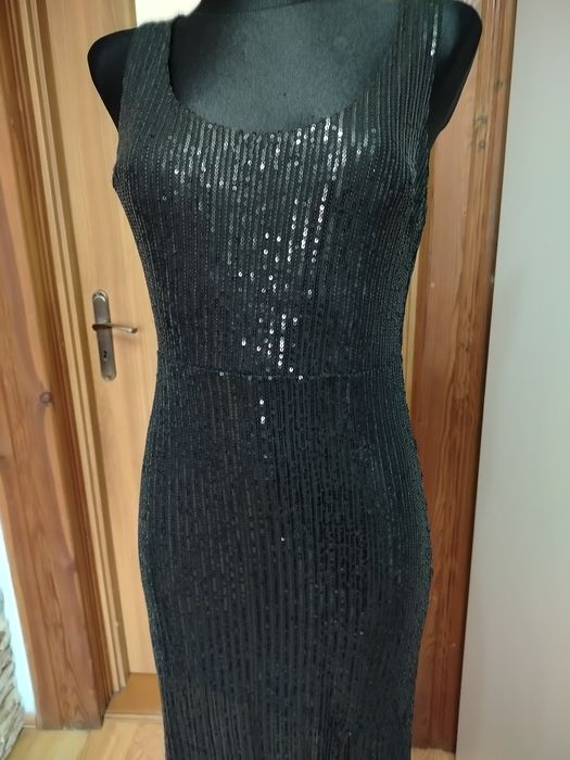 Śliczna sukienka z cekinami